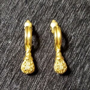 Vintage TRIFARI signed Gold Tone Filigree Drop CLIP ON Earrings